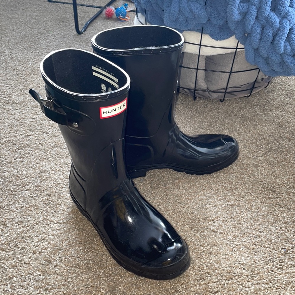 Glossy black Hunter rain boots short